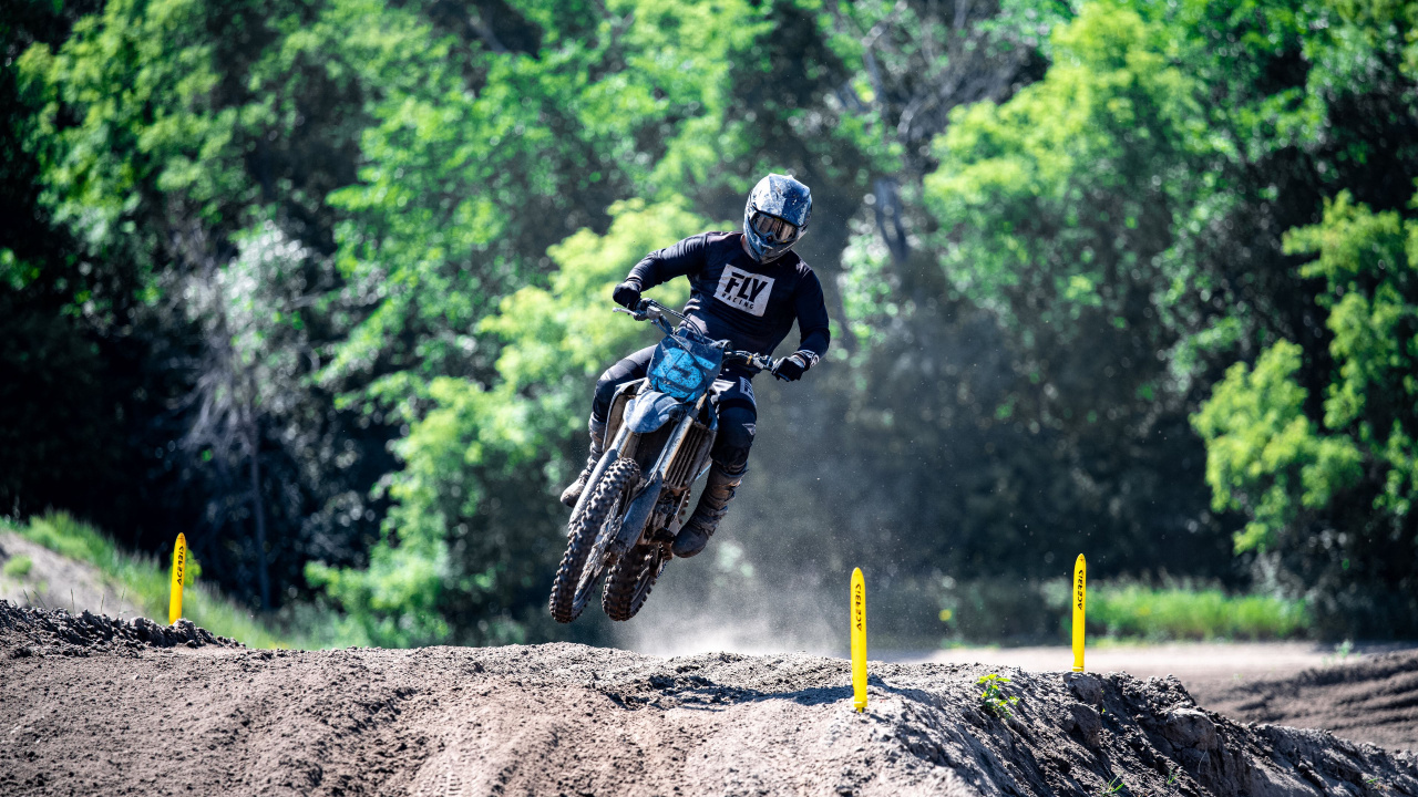 Обои почва, мотоциклетный шлем, мотоцикл, планшет, шина в разрешении 1280x720