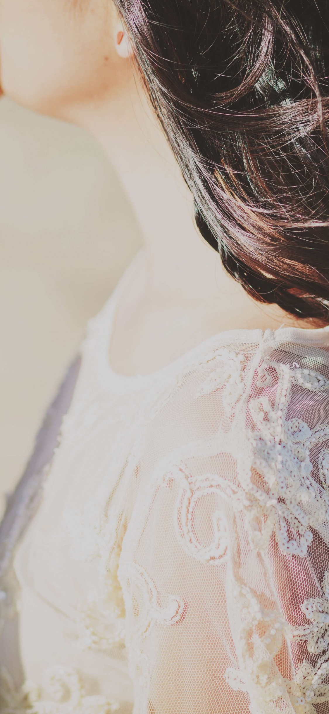 Обои длинные волосы, каштановые волосы, половинка, спина, волосы в разрешении 1125x2436