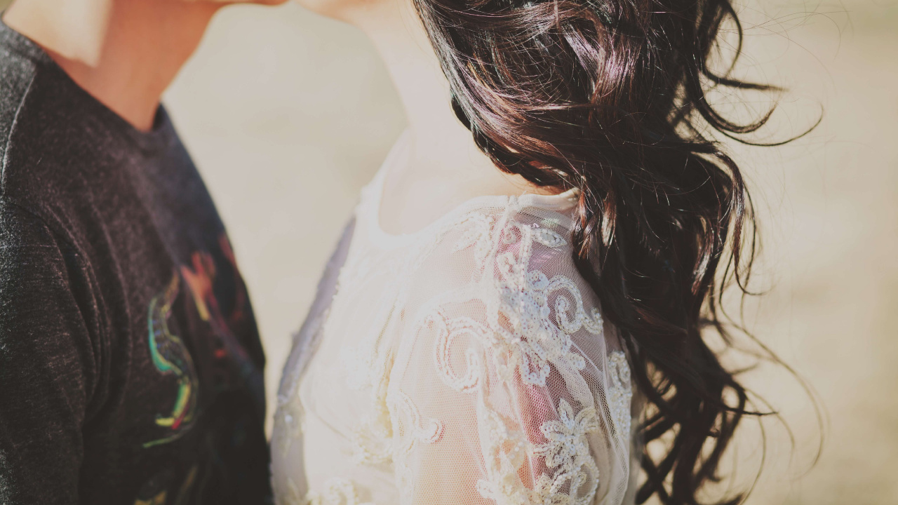 Обои длинные волосы, каштановые волосы, половинка, спина, волосы в разрешении 1280x720