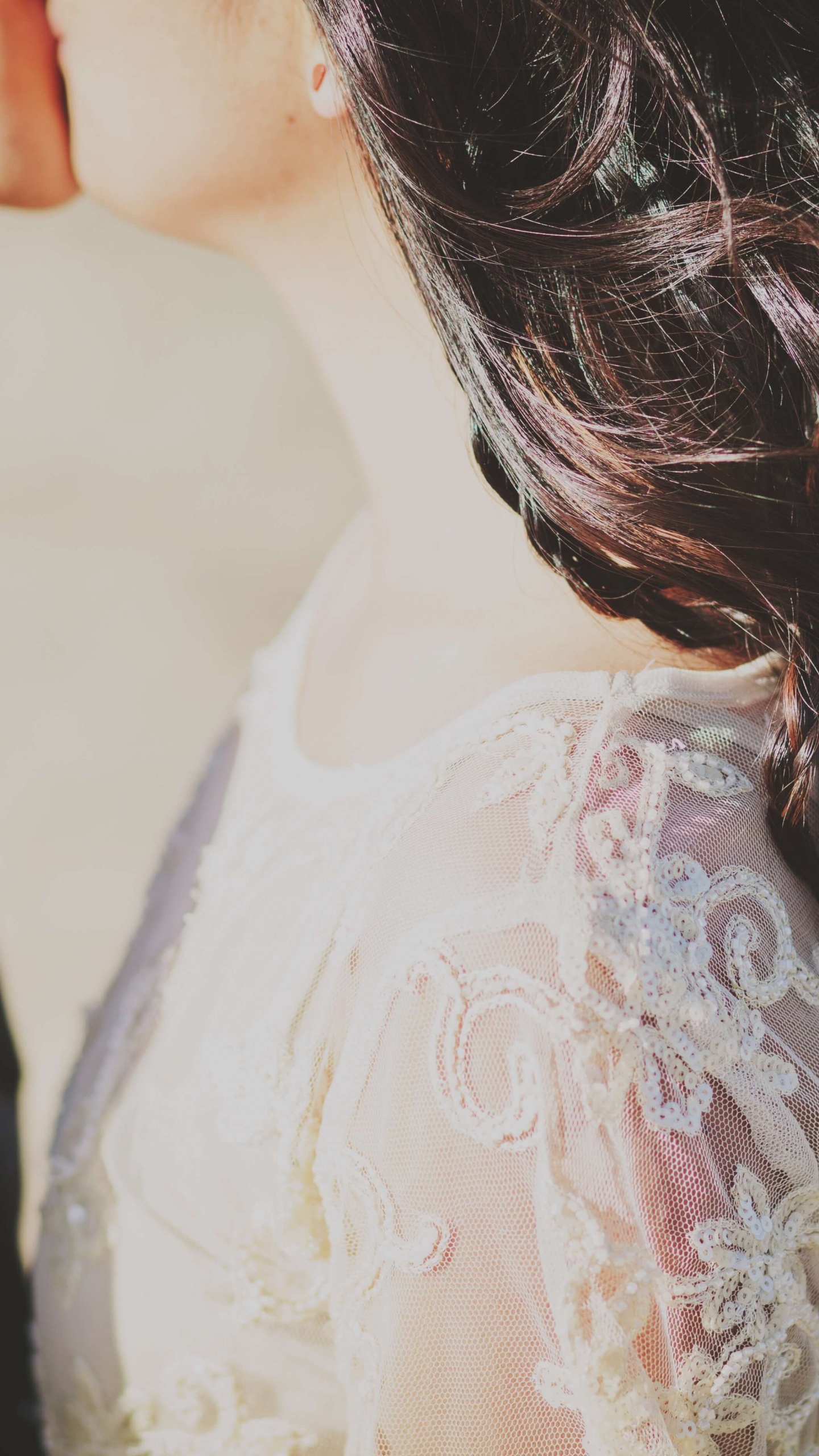 Обои длинные волосы, каштановые волосы, половинка, спина, волосы в разрешении 1440x2560