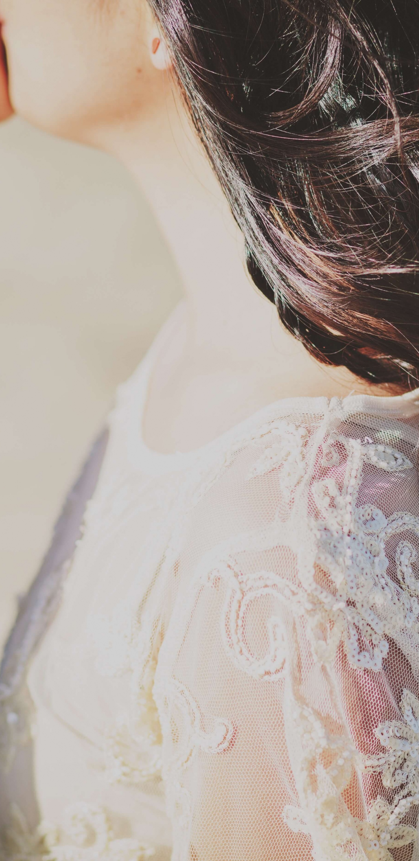 Обои длинные волосы, каштановые волосы, половинка, спина, волосы в разрешении 1440x2960