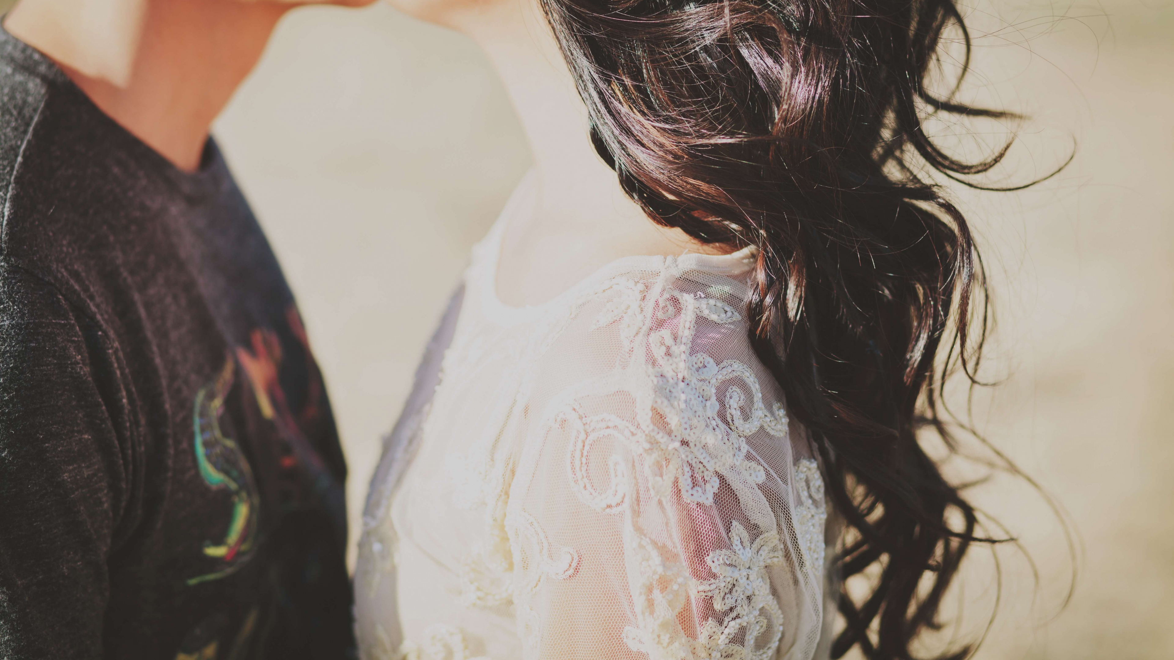 Обои длинные волосы, каштановые волосы, половинка, спина, волосы в разрешении 3840x2160