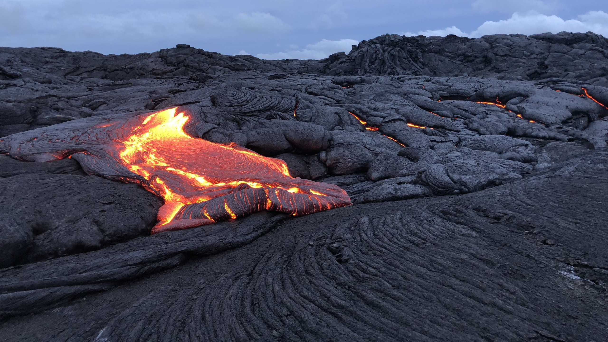 Обои лава, вулкан, щитовой вулкан, геология, лавовые равнины в разрешении 2560x1440