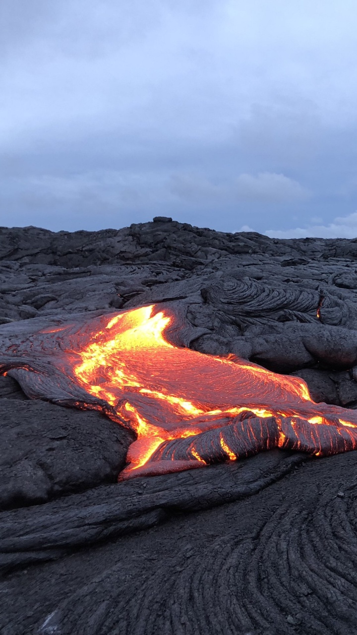 Обои лава, вулкан, щитовой вулкан, геология, лавовые равнины в разрешении 720x1280