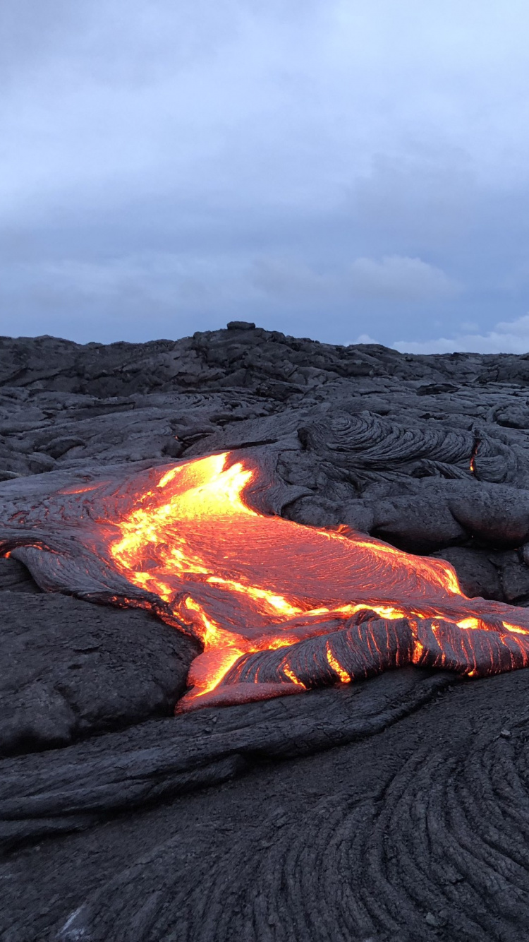 Обои лава, вулкан, щитовой вулкан, геология, лавовые равнины в разрешении 750x1334