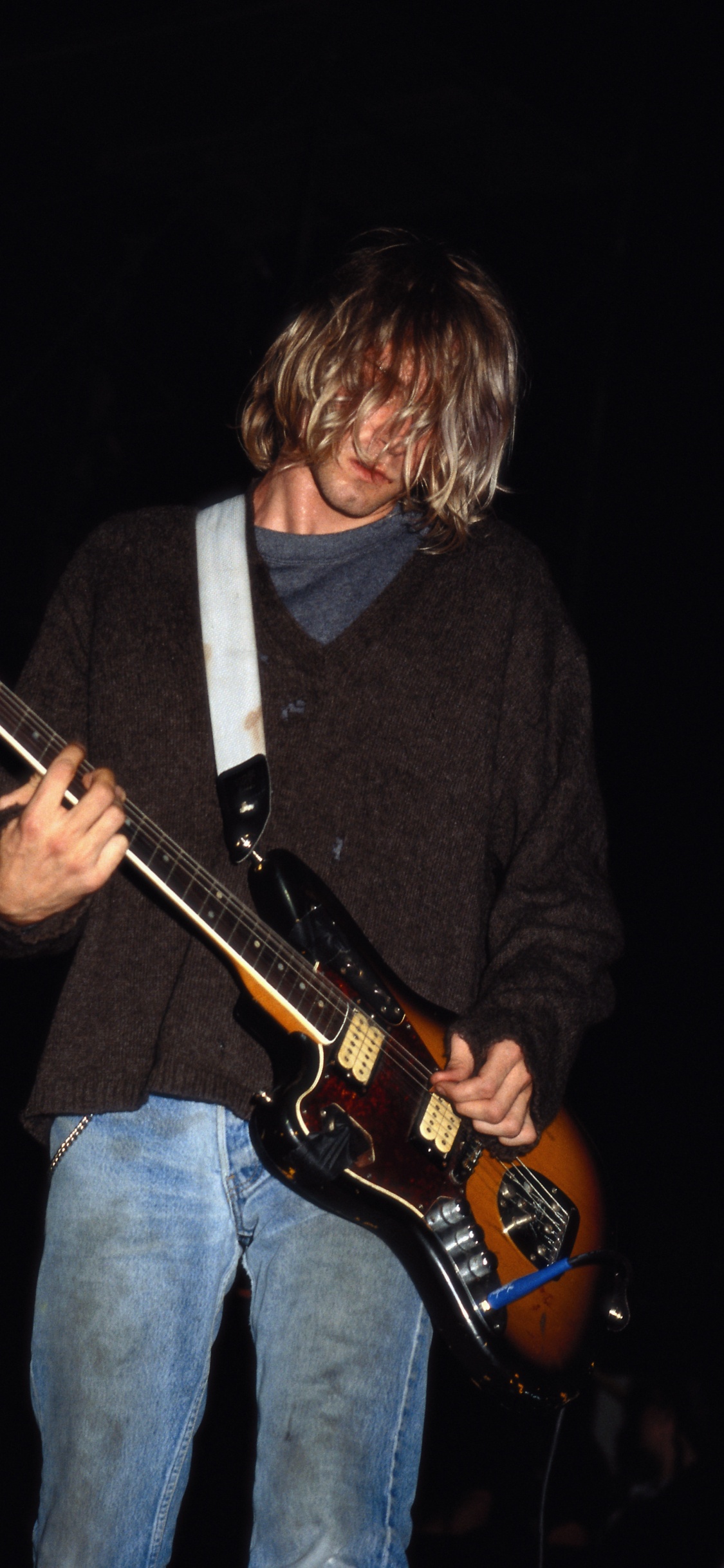 Обои нирвана, музыкант, гитара, музыкальный инструмент, струнный инструмент в разрешении 1125x2436