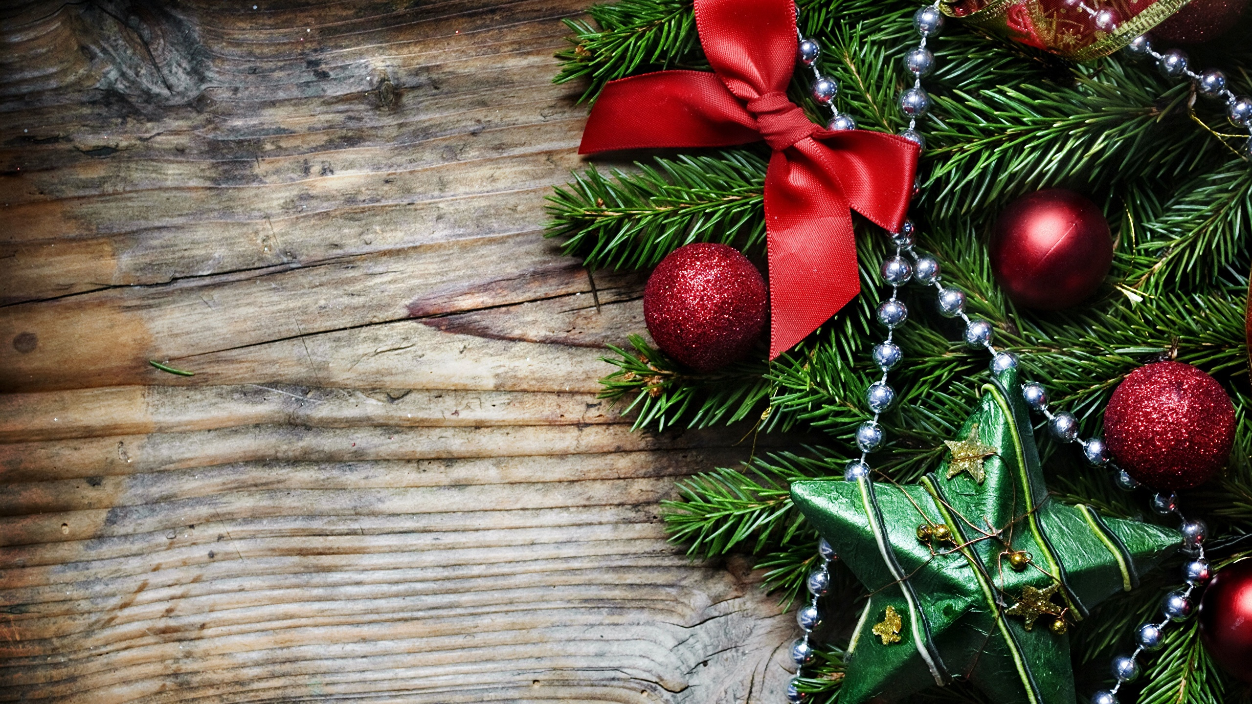 Обои Рождественский день, рождественский орнамент, Рождественские украшения, елка, праздник в разрешении 2560x1440