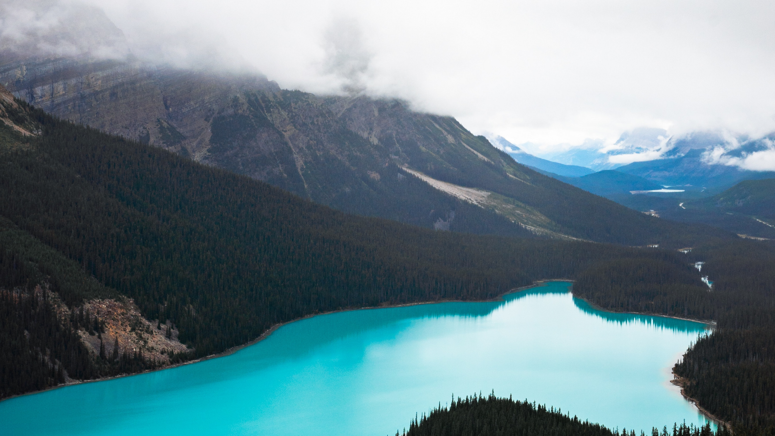 Обои icefields parkway и, озеро, банфф, дикая местность, горный рельеф в разрешении 2560x1440
