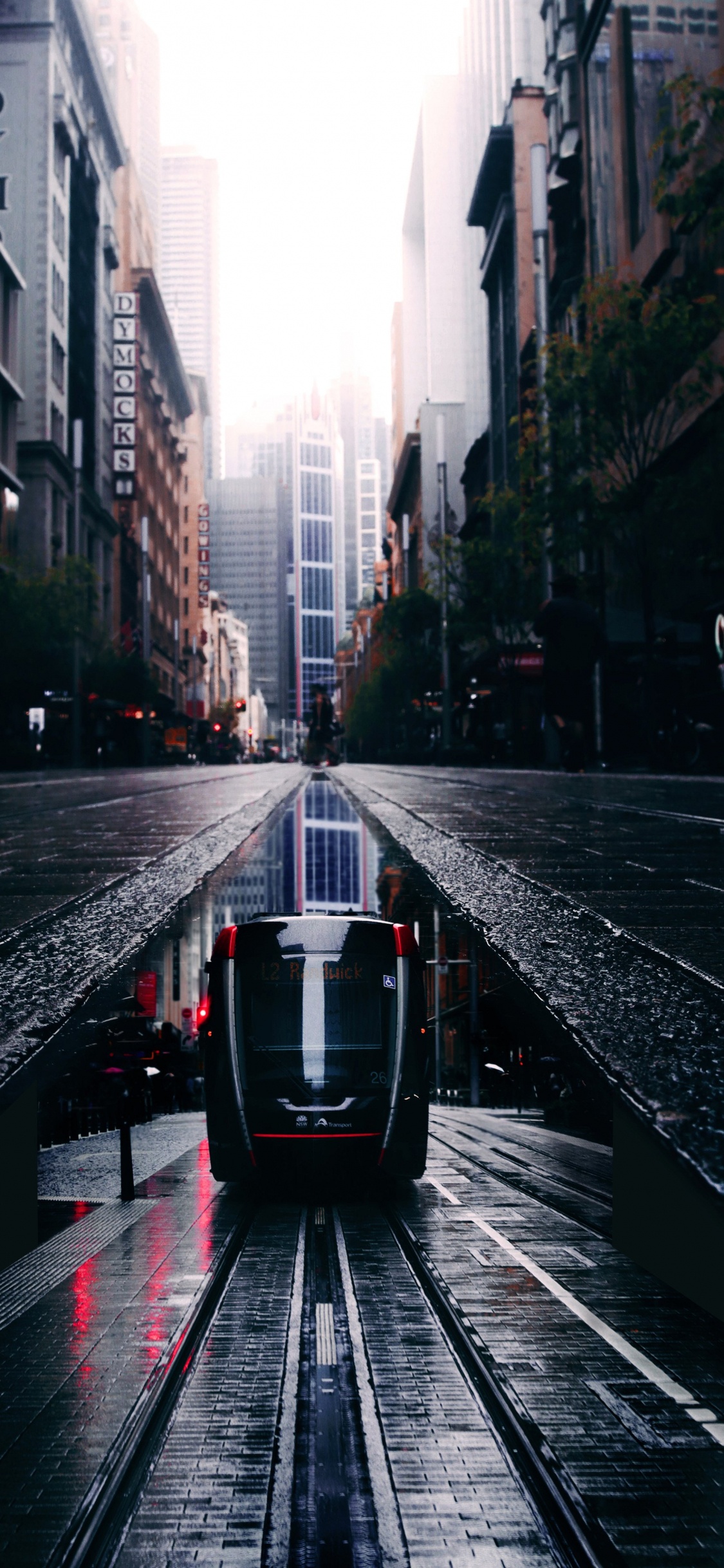 Обои трек, поезд, здание, автомобильное освещение, инфраструктура в разрешении 1125x2436