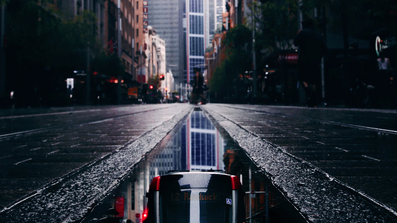 Обои трек, поезд, здание, автомобильное освещение, инфраструктура в разрешении 1280x720