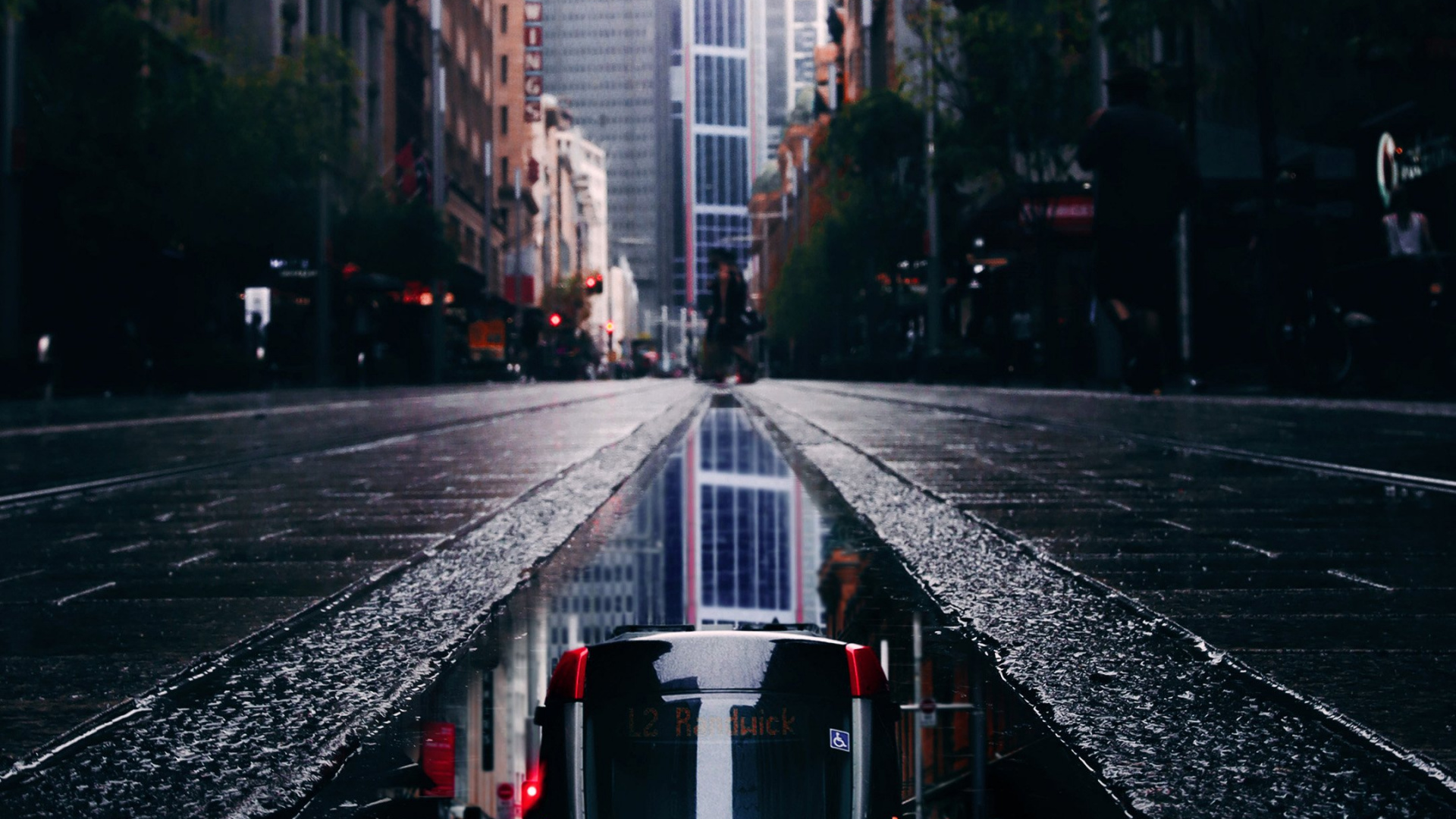 Обои трек, поезд, здание, автомобильное освещение, инфраструктура в разрешении 1920x1080