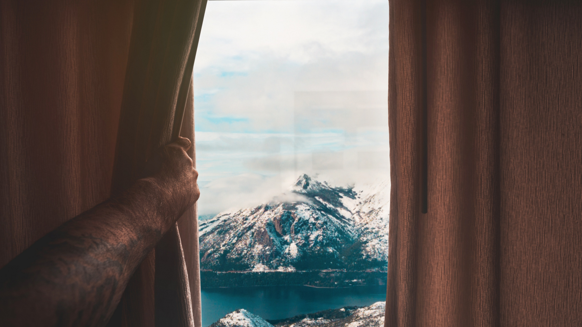 Обои окно, занавес, комната, дерево, вода в разрешении 1920x1080