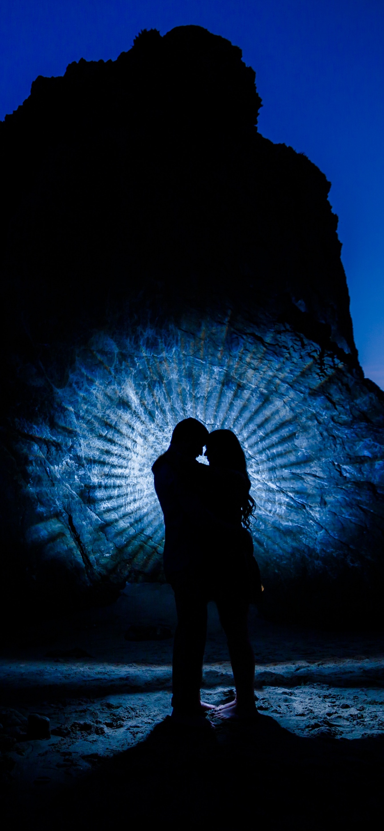 Обои чувство, роман, крепкое объятие, синий, силуэт в разрешении 1242x2688