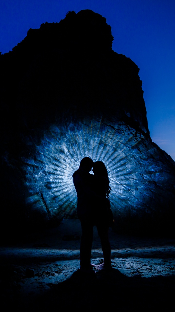 Обои чувство, роман, крепкое объятие, синий, силуэт в разрешении 720x1280