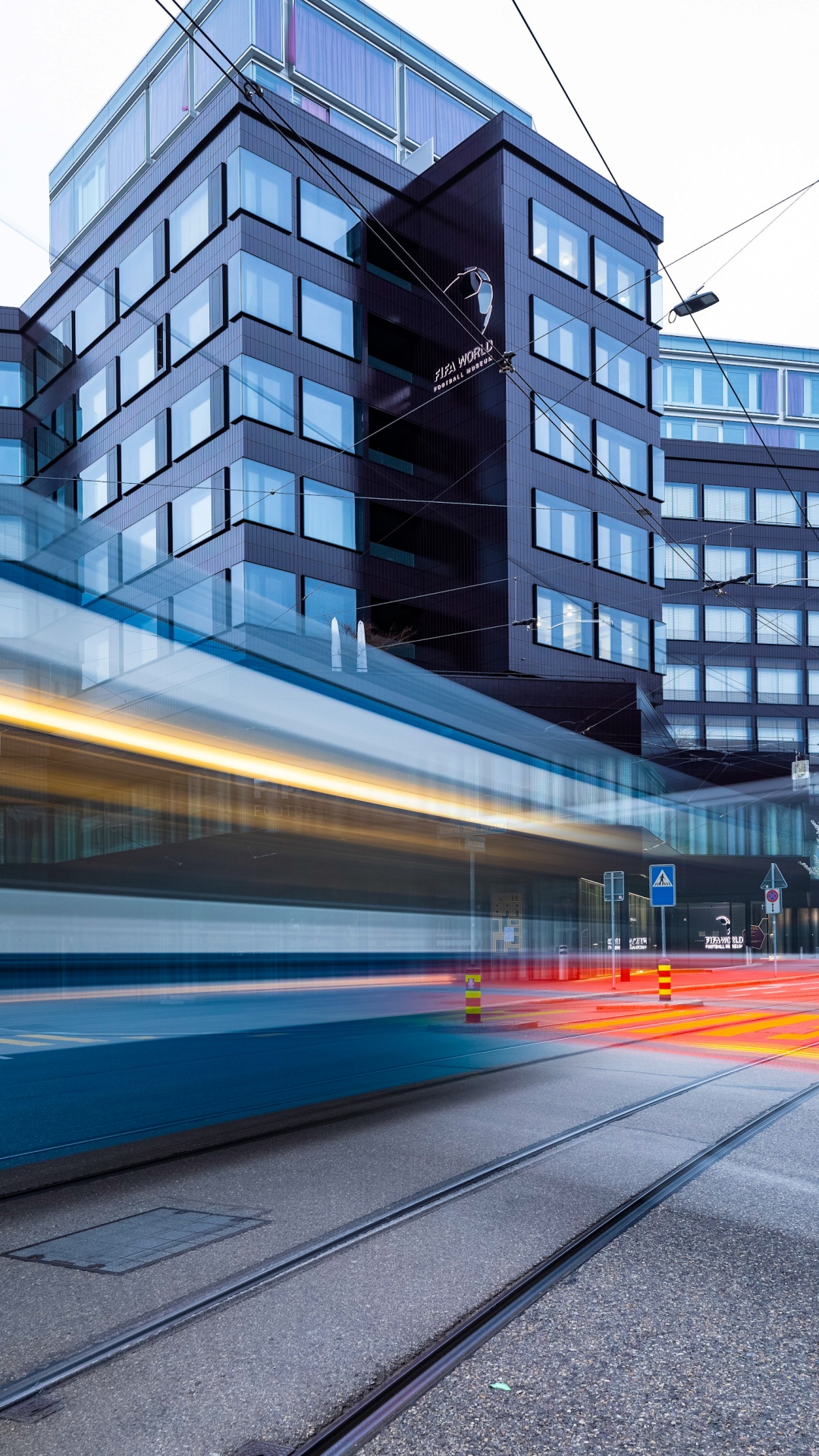 Обои музей мирового футбола фифа, здание, окно, уличный фонарь, башня в разрешении 1080x1920