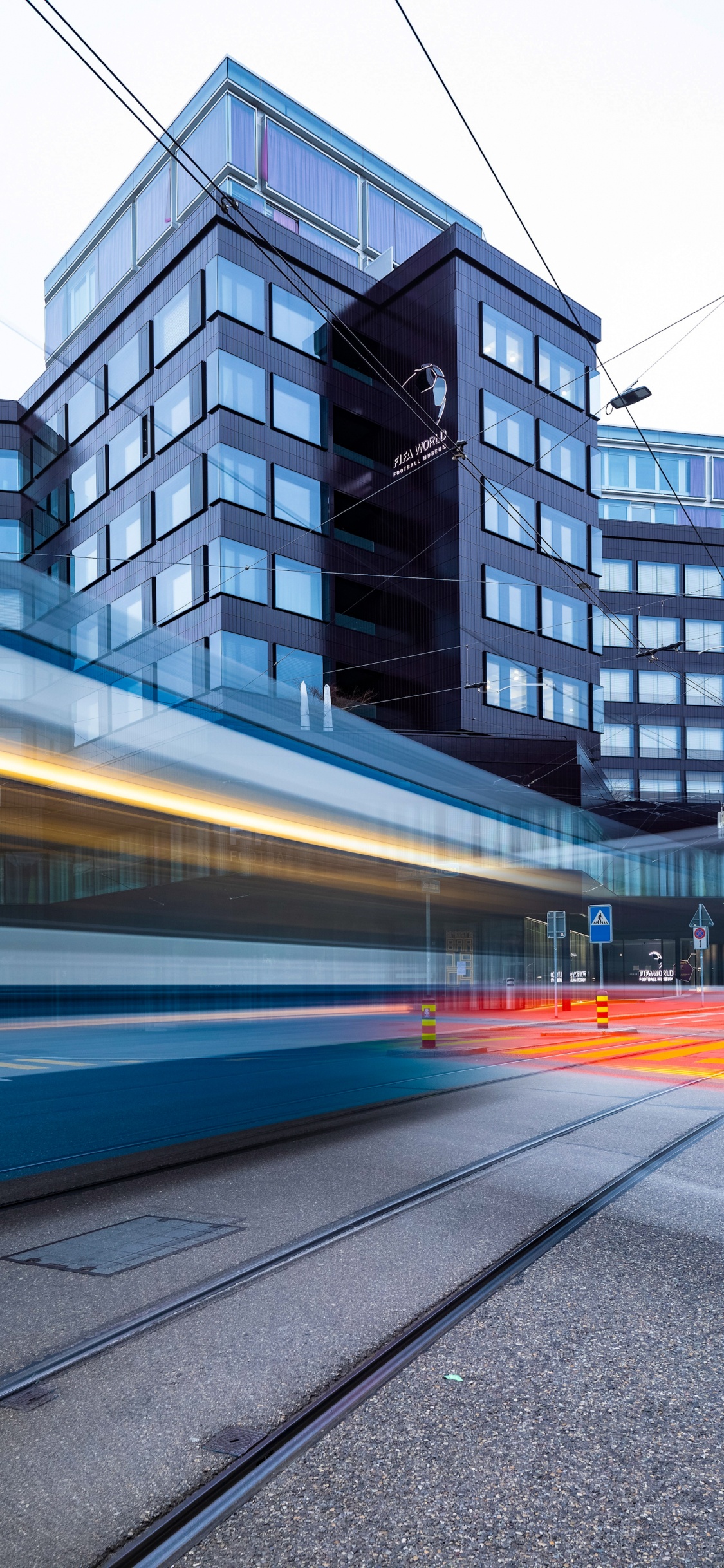 Обои музей мирового футбола фифа, здание, окно, уличный фонарь, башня в разрешении 1125x2436