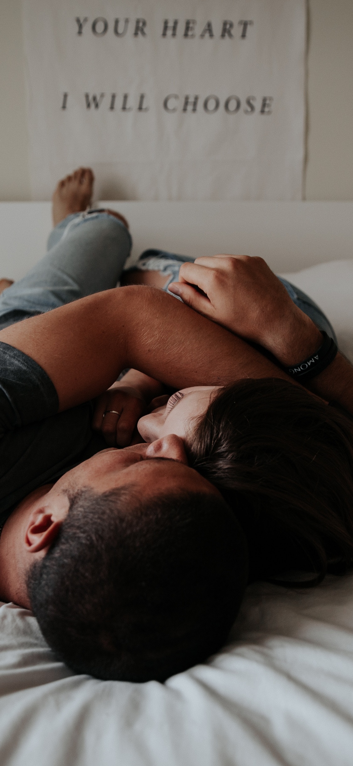 Обои роман, кровать, мебель, комната, комфорт в разрешении 1125x2436