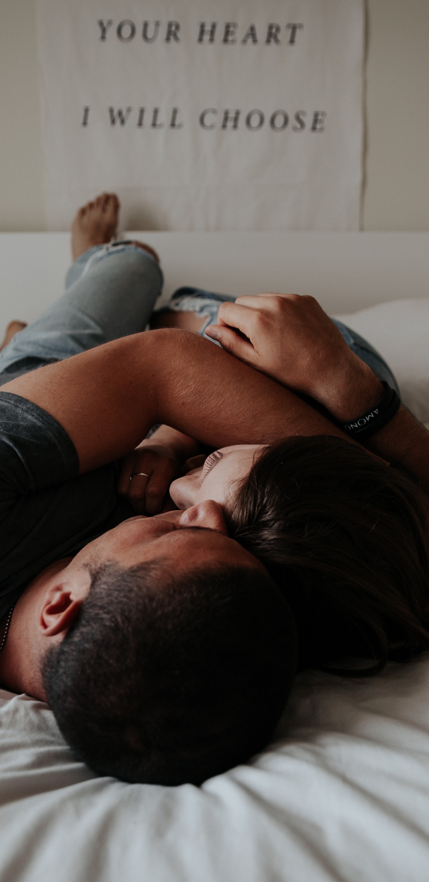 Обои роман, кровать, мебель, комната, комфорт в разрешении 1440x2960