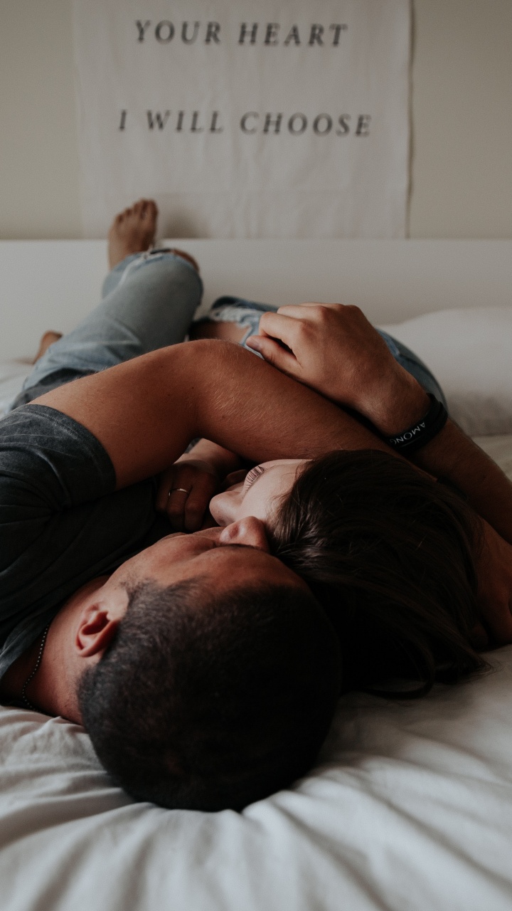 Обои роман, кровать, мебель, комната, комфорт в разрешении 720x1280