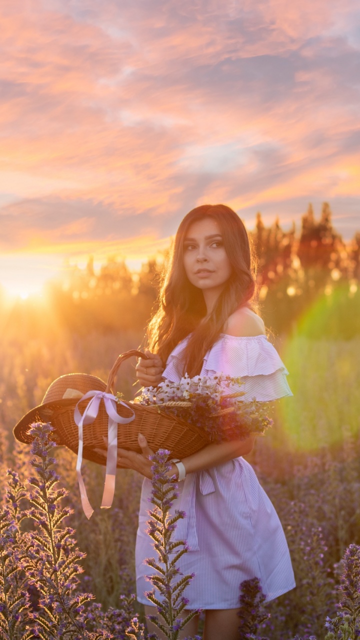 Обои Люди в природе, природа, солнечный свет, свет, луг в разрешении 720x1280