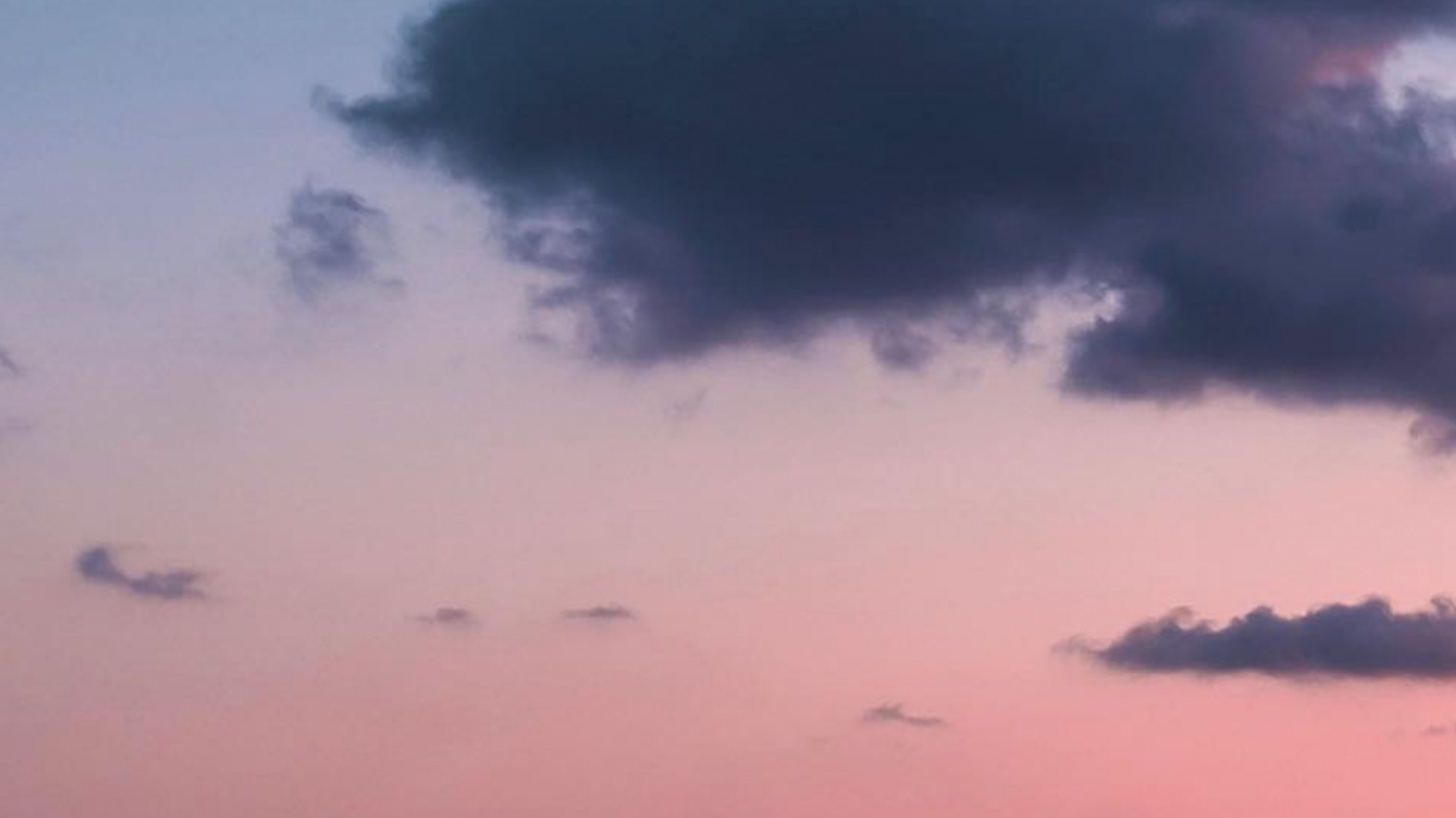 Обои луна, облако, вода, атмосфера, дневное время в разрешении 1366x768