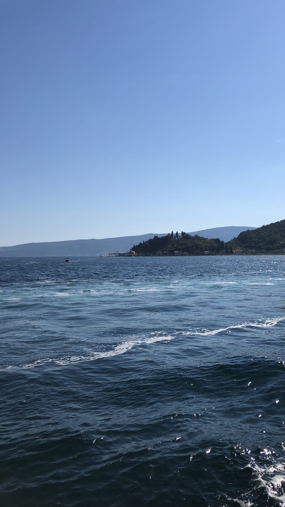 Обои море, пляж, openstreetmap, мозаичная веб-карта, водоем в разрешении 1080x1920