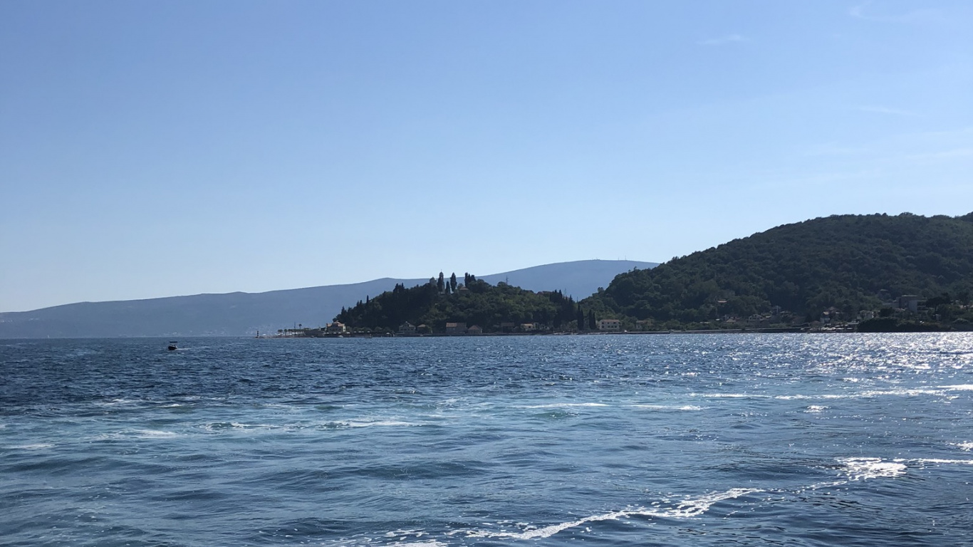 Обои море, пляж, openstreetmap, мозаичная веб-карта, водоем в разрешении 1366x768