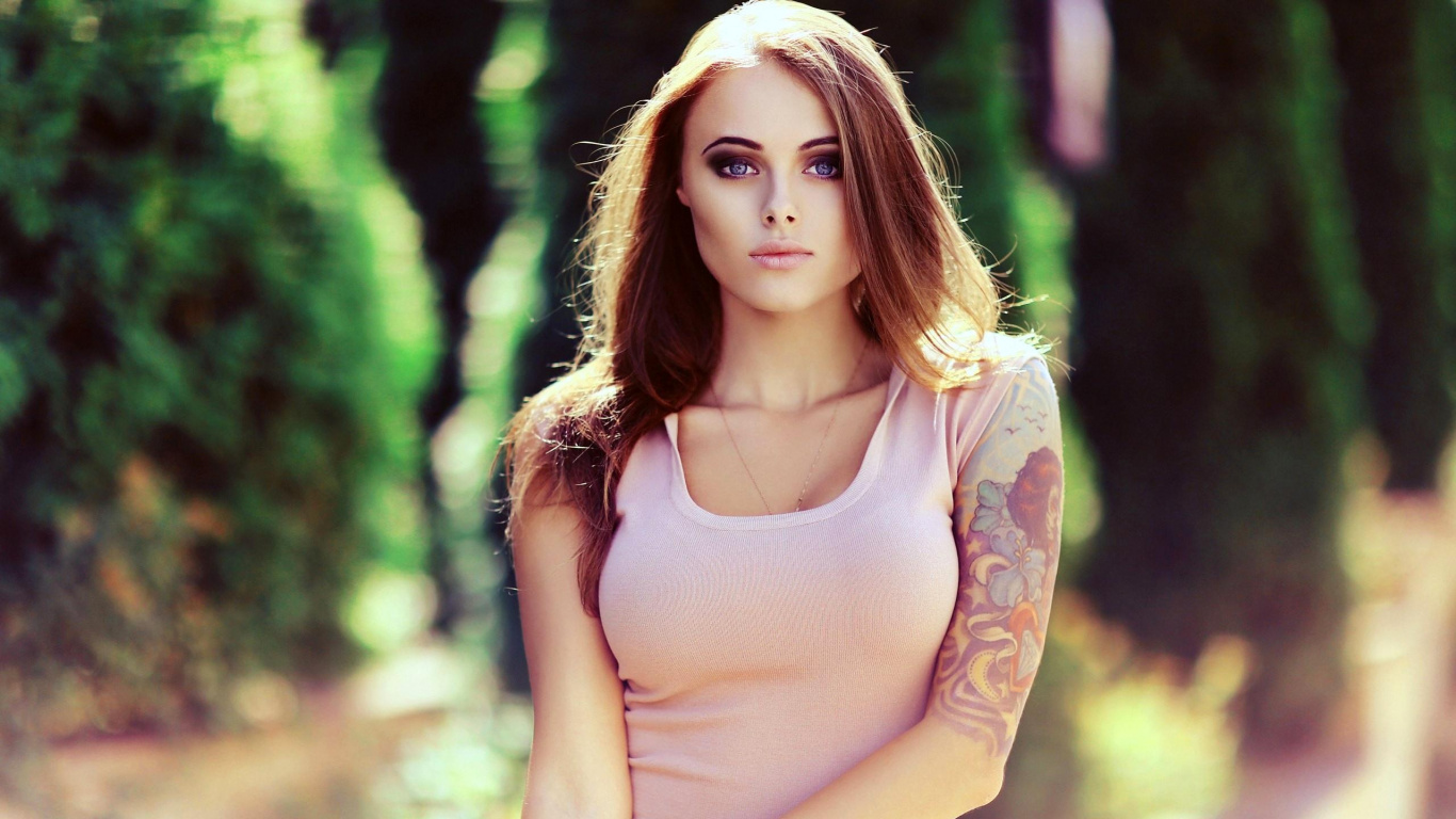 Обои блондин, красота, глаз, длинные волосы, девушка в разрешении 1366x768