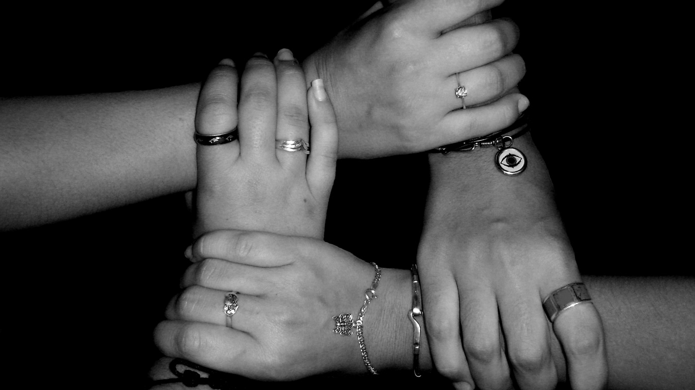 Обои дружба, черный, ноготь, палец, держась за руки в разрешении 1366x768