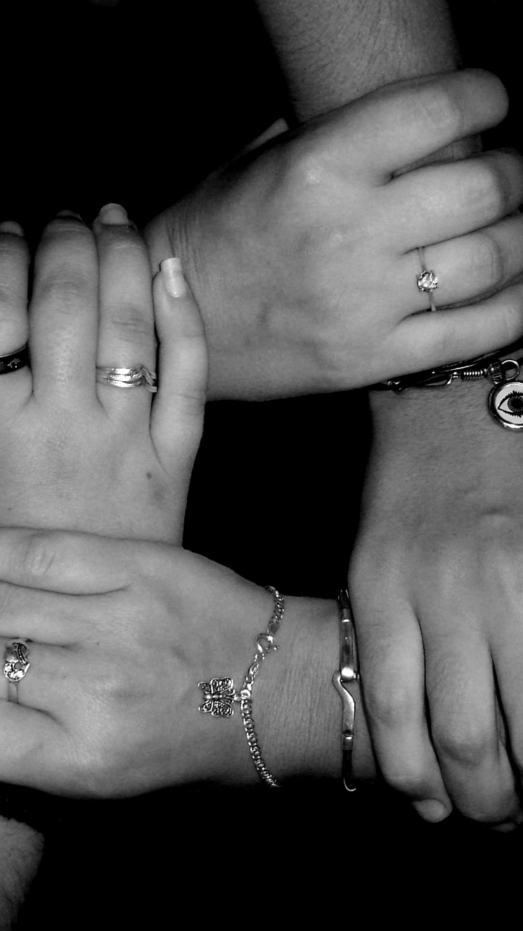 Обои дружба, черный, ноготь, палец, держась за руки в разрешении 750x1334