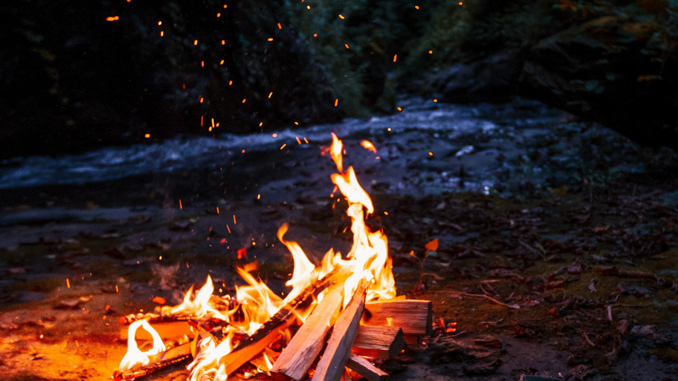 Обои палатка у костра, палатка, Кемпинг, костер, огонь в разрешении 1366x768