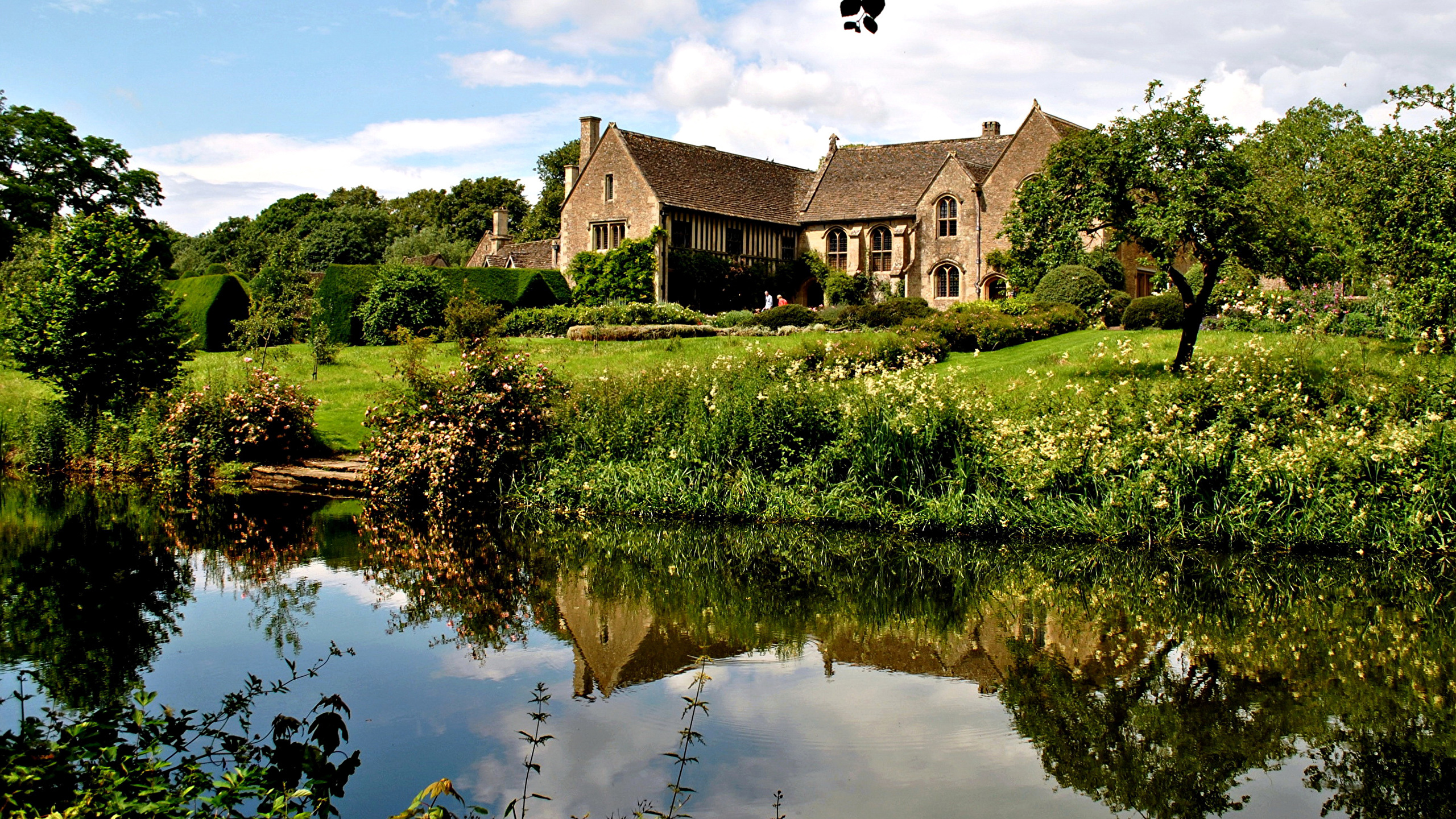 Обои большой следующими достопримечательностями усадьбы, отражение, свойство, имущество, Хаус в разрешении 2560x1440