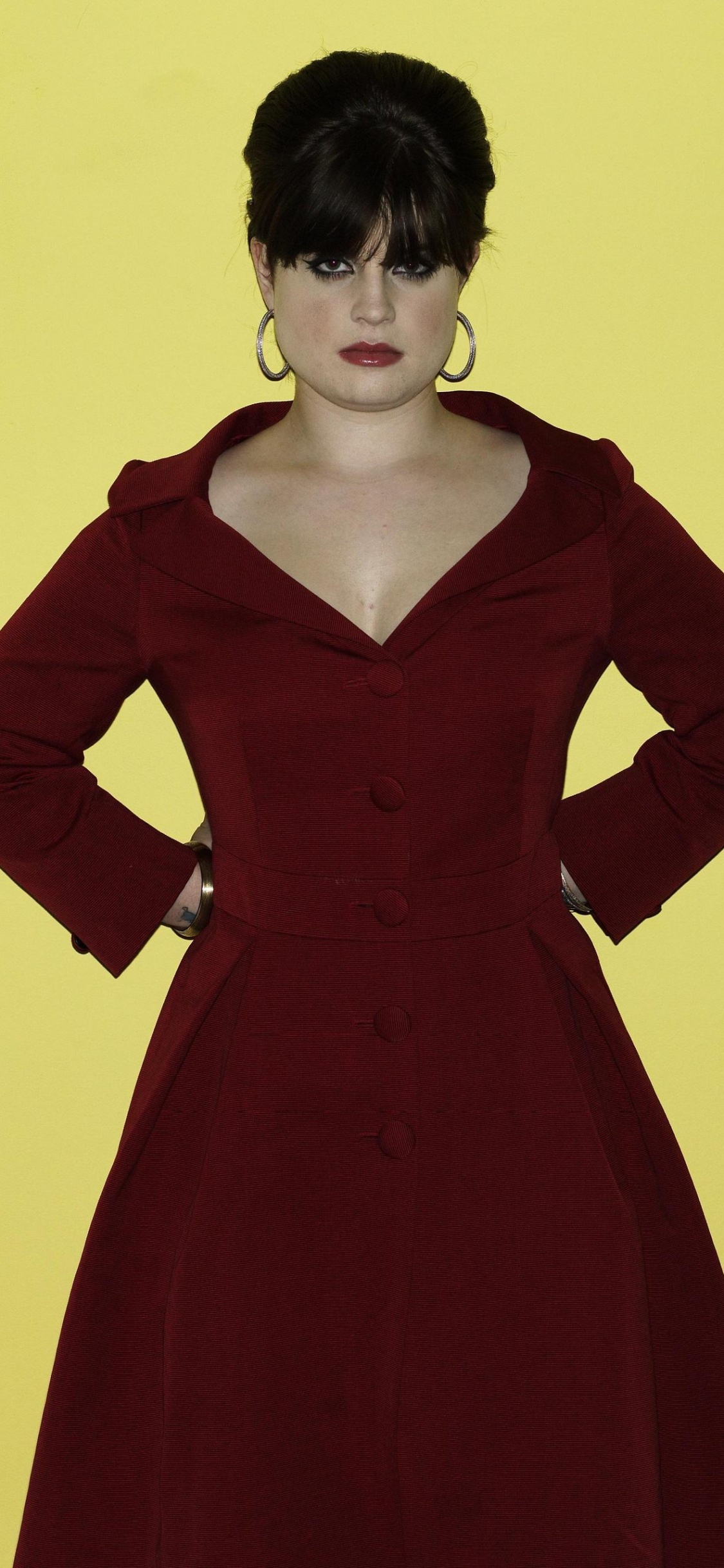 Обои манекенщица, фэшн, верхняя одежда, рукав, пальто в разрешении 1125x2436