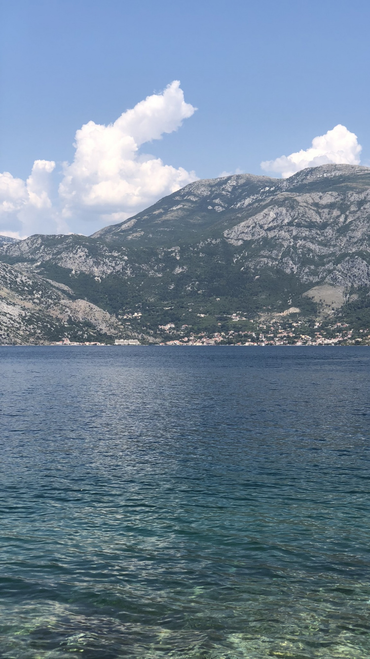 Обои море, горный рельеф, облако, гидроресурсы, горный хребет в разрешении 750x1334