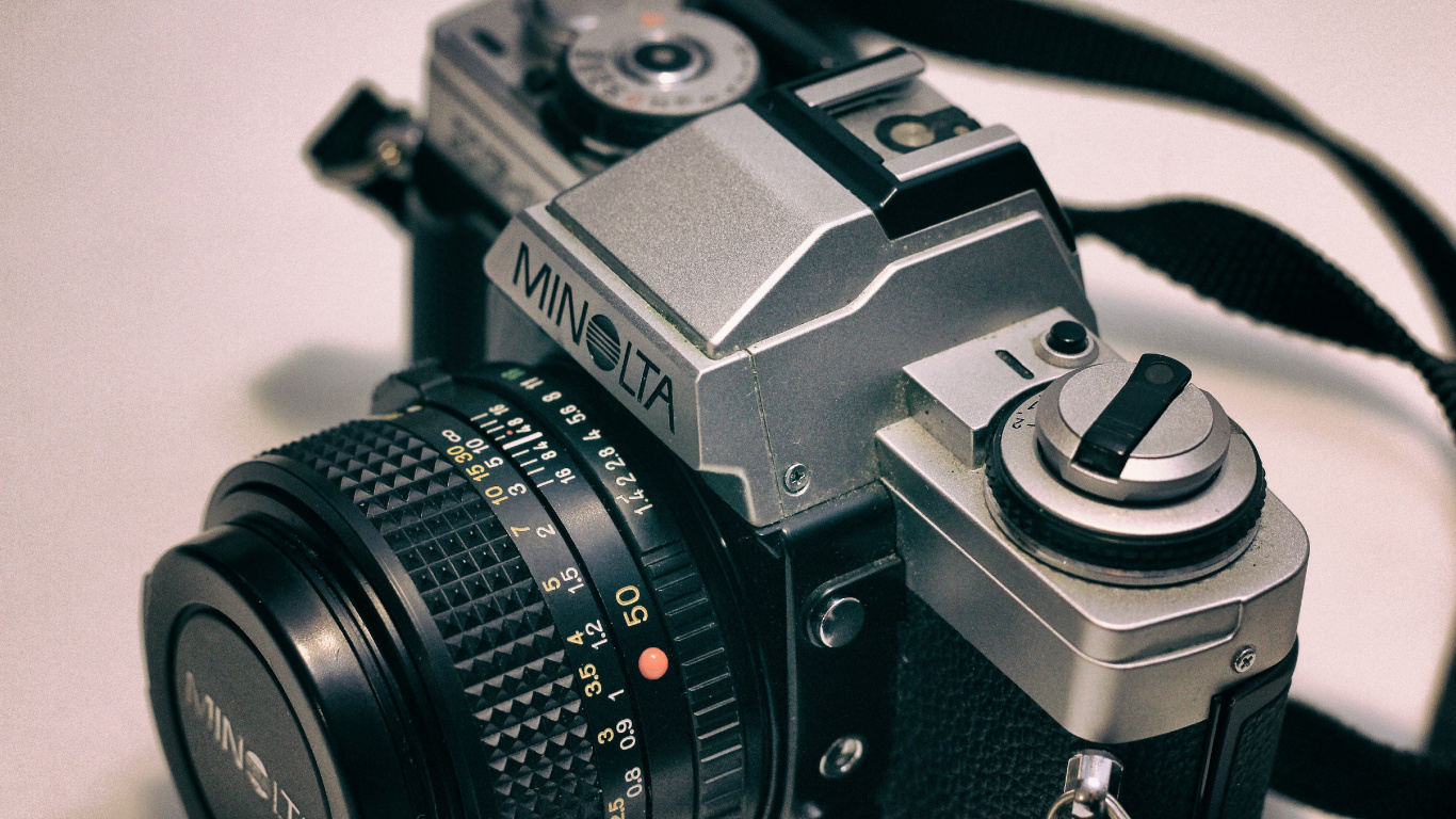 Обои камера, цифровые зеркальные, объектив камеры, компания Minolta, аксессуары для камеры в разрешении 1366x768