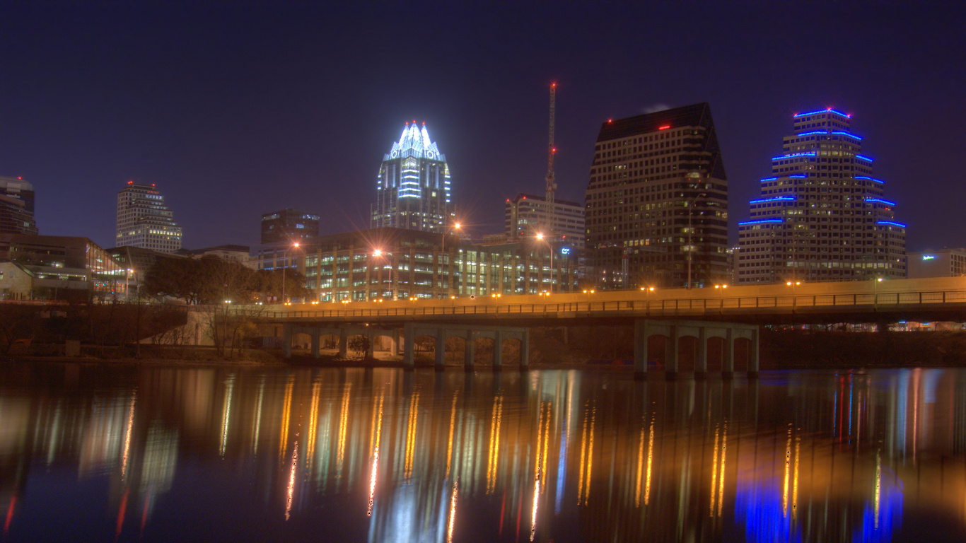 Обои городской пейзаж, ночь, город, отражение, линия горизонта в разрешении 1366x768