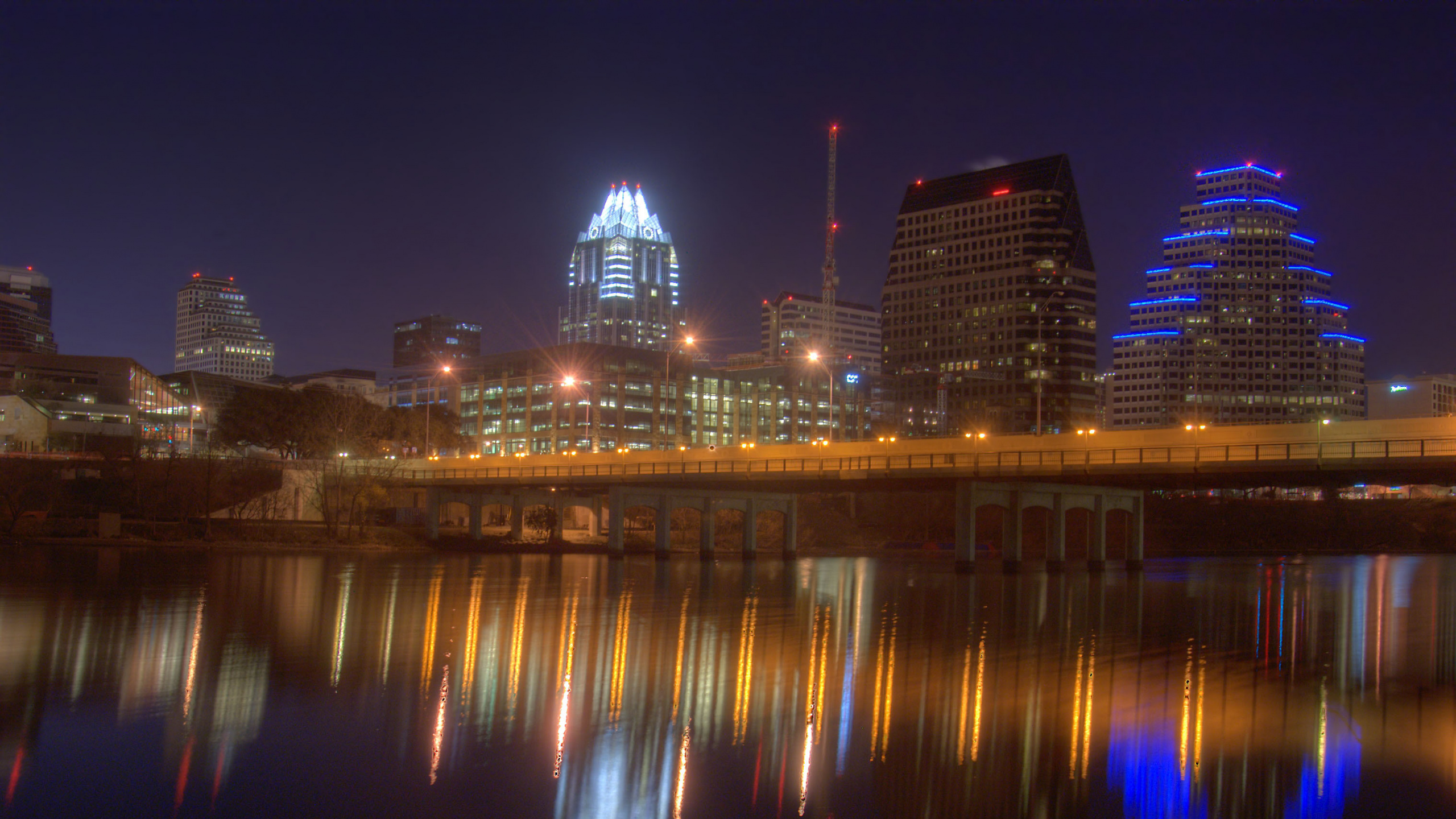 Обои городской пейзаж, ночь, город, отражение, линия горизонта в разрешении 2560x1440