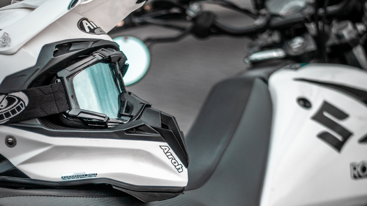 Обои мотоциклетный шлем, suzuki, мотоцикл, шлем, белые в разрешении 1280x720