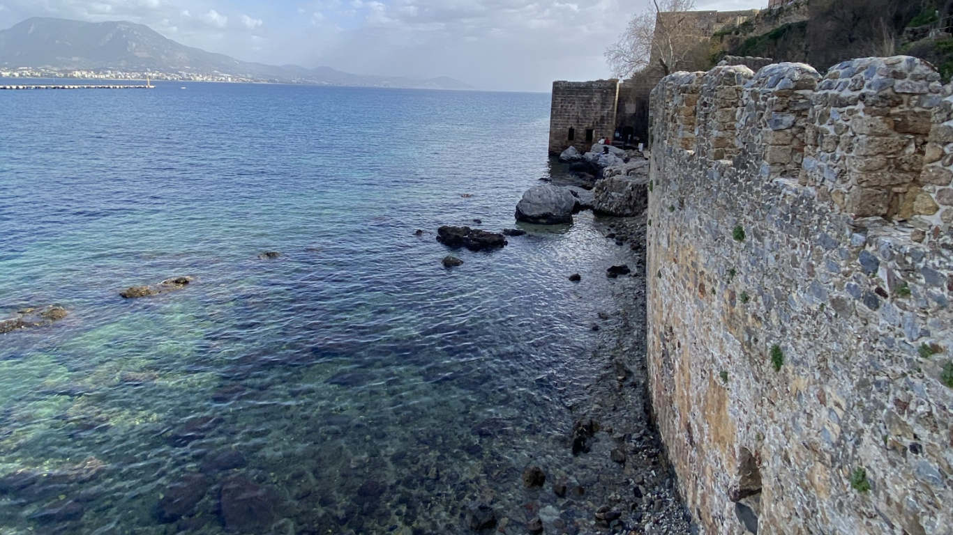 Обои море, облако, вода, лазурный, коренная порода в разрешении 1366x768