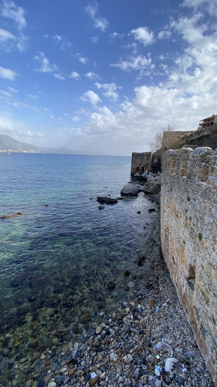 Обои море, облако, вода, лазурный, коренная порода в разрешении 750x1334