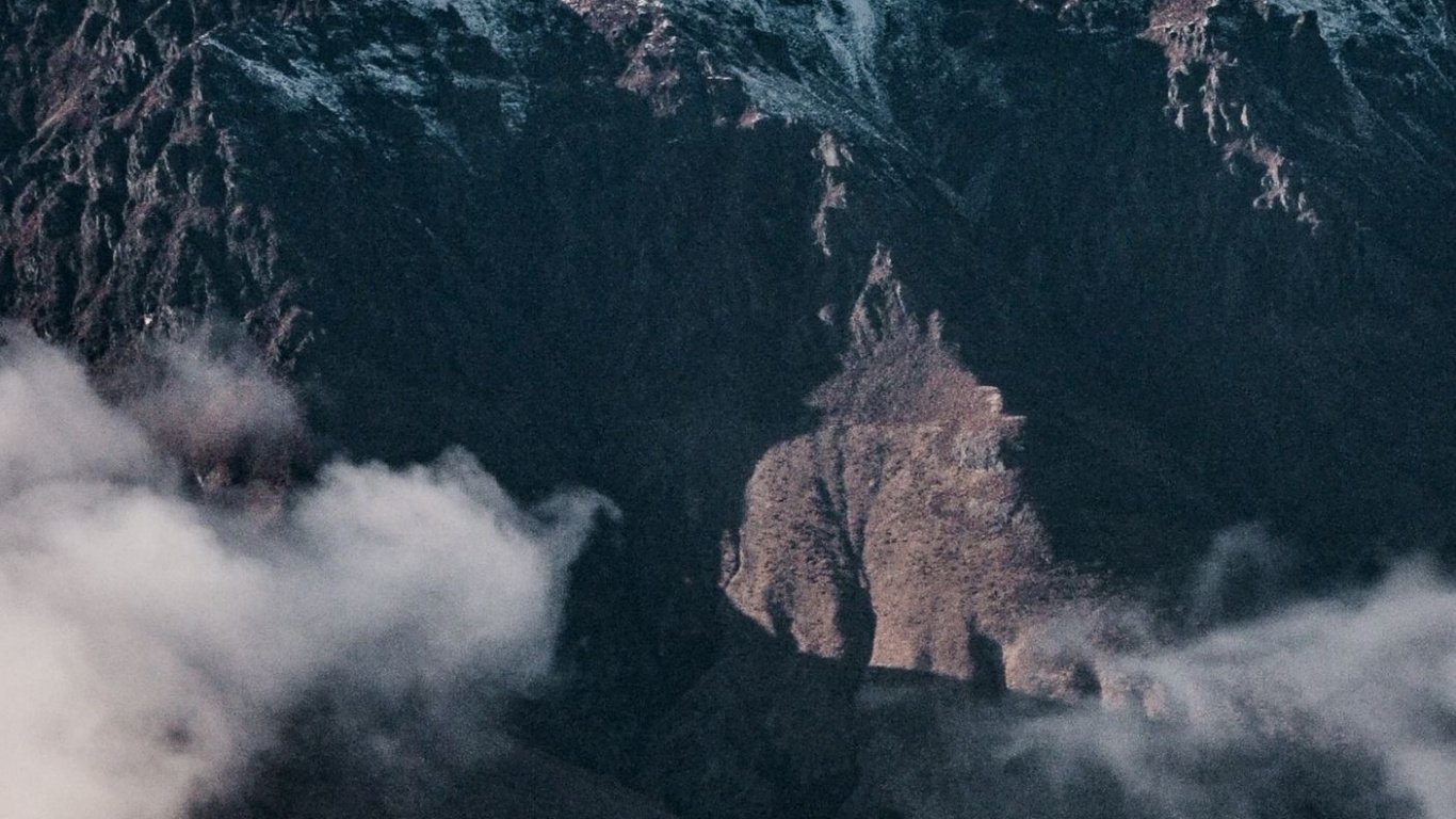 Обои самолет, полет, самолеты, гора, природа в разрешении 1366x768