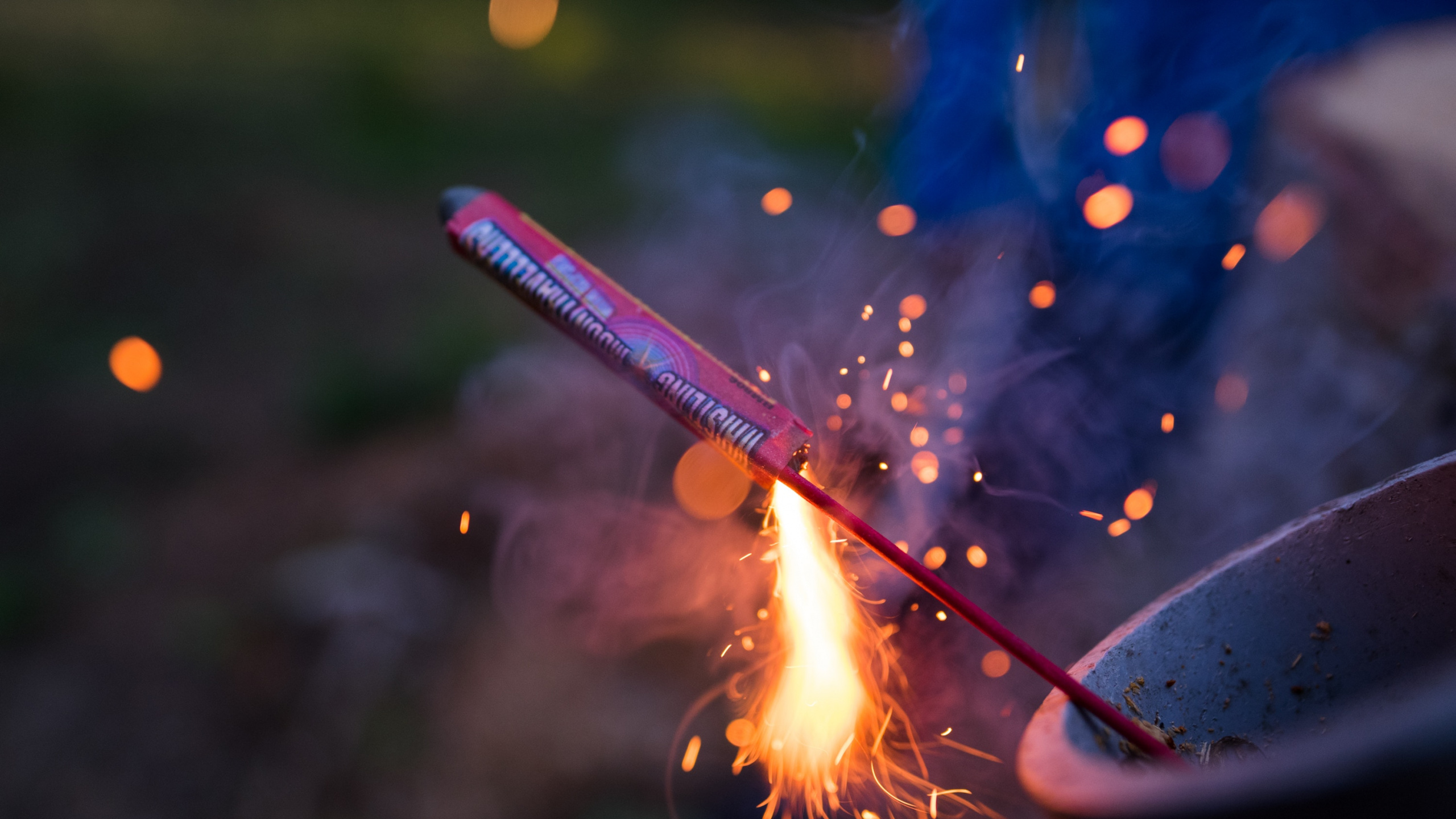 Обои фейерверк, салют, бенгальский огонь, дивали, ночь в разрешении 2560x1440