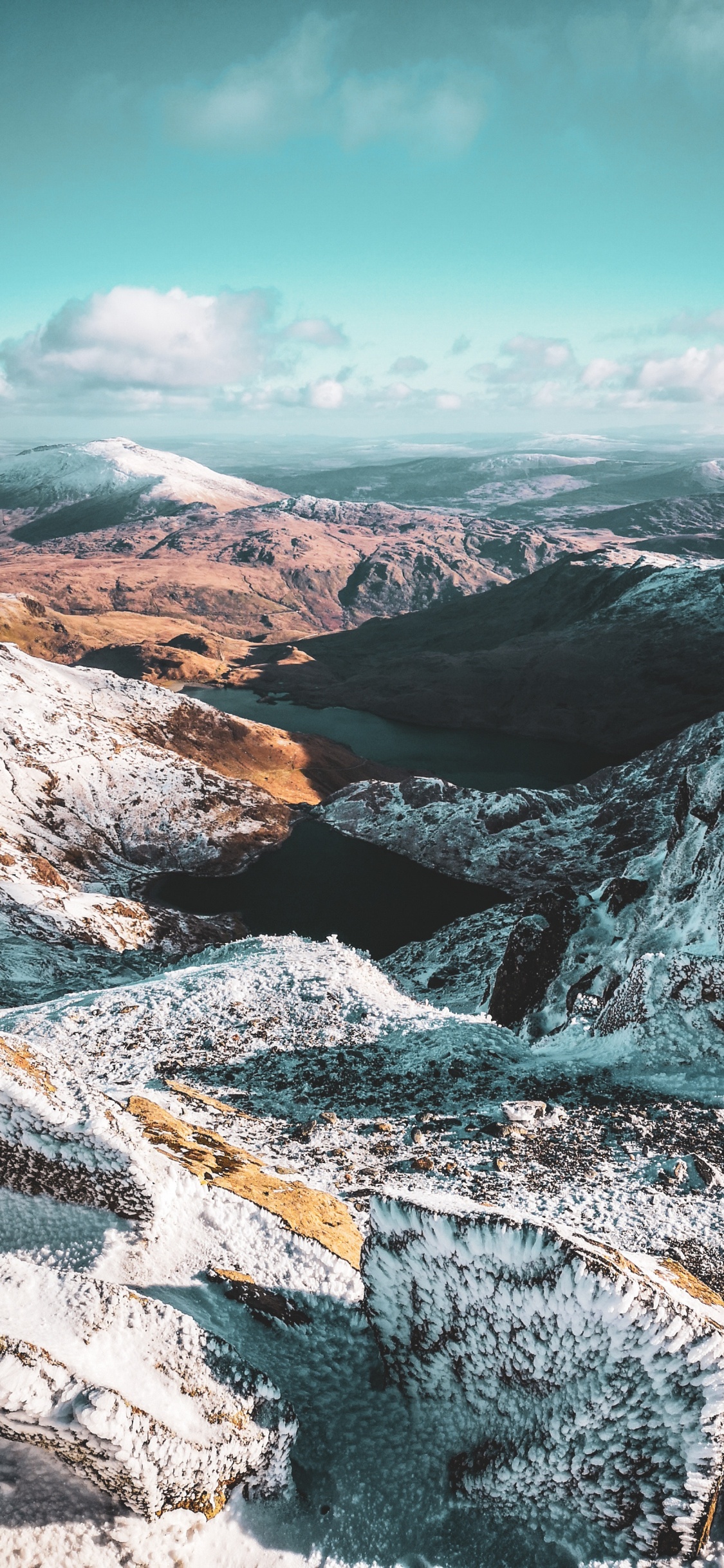 Обои гора, горный хребет, горный рельеф, природный ландшафт, дикая местность в разрешении 1125x2436