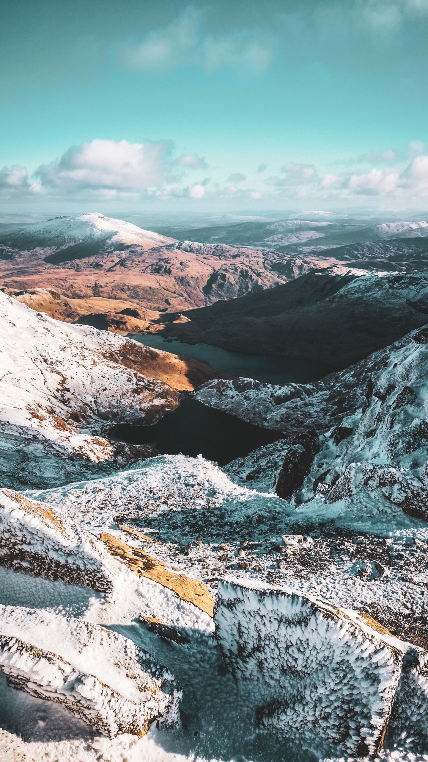 Обои гора, горный хребет, горный рельеф, природный ландшафт, дикая местность в разрешении 1440x2560