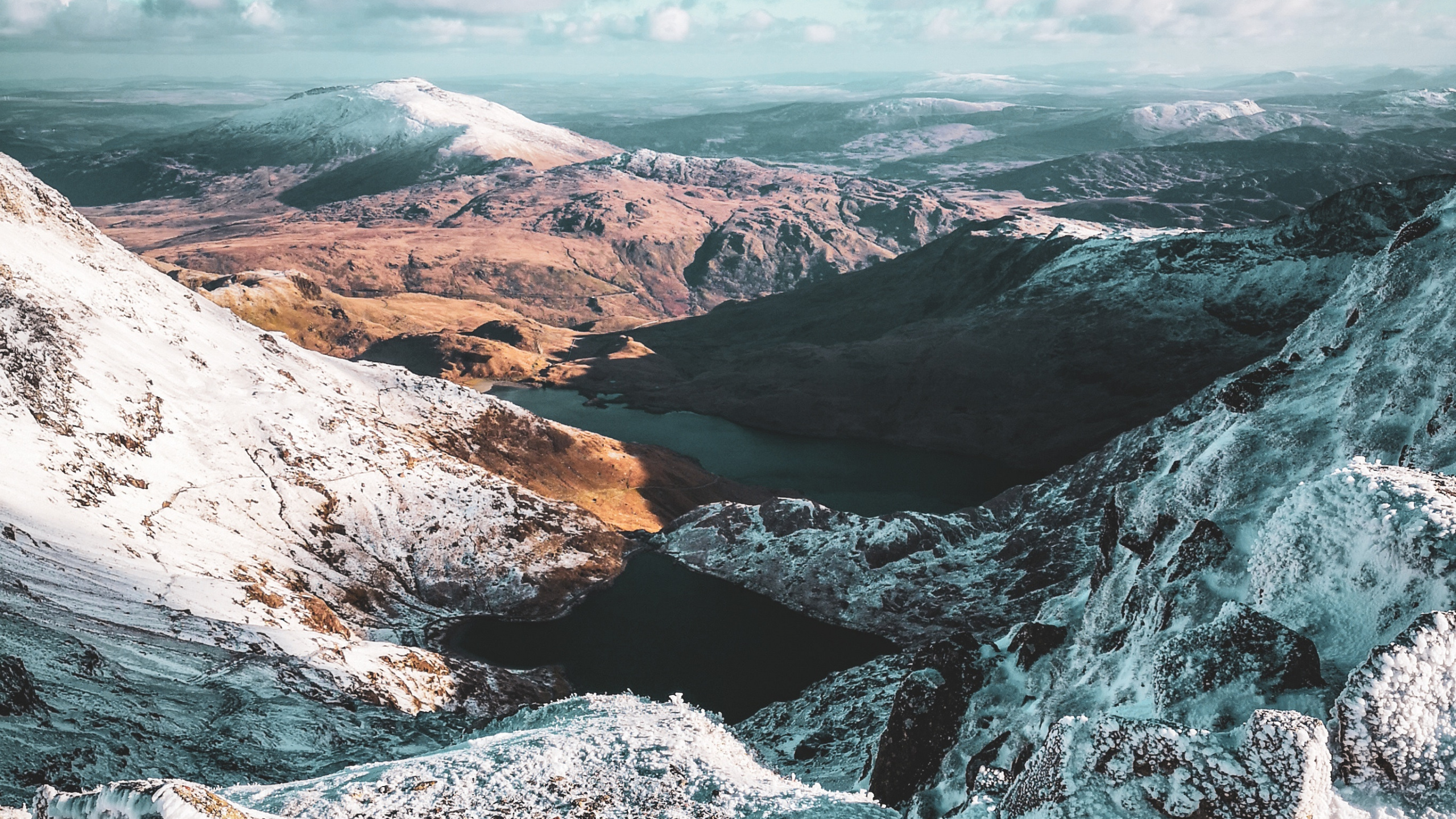 Обои гора, горный хребет, горный рельеф, природный ландшафт, дикая местность в разрешении 2560x1440