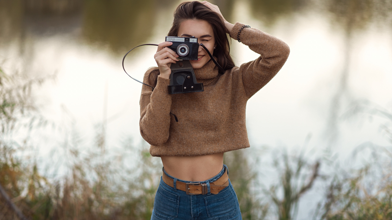 Обои камера, очки, красота, плечо, прохлада в разрешении 1280x720