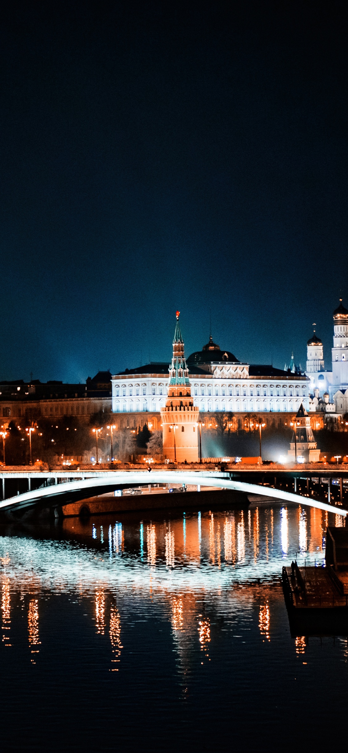 Обои ночь, город, ориентир, вода, отражение в разрешении 1125x2436