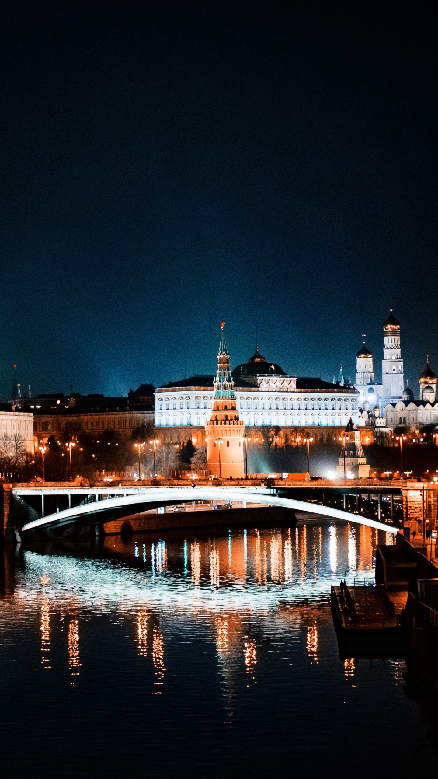 Мск на телефоне. Ночной Кремль. Город Москва ночью. Кремль ночью. Красивая Россия.