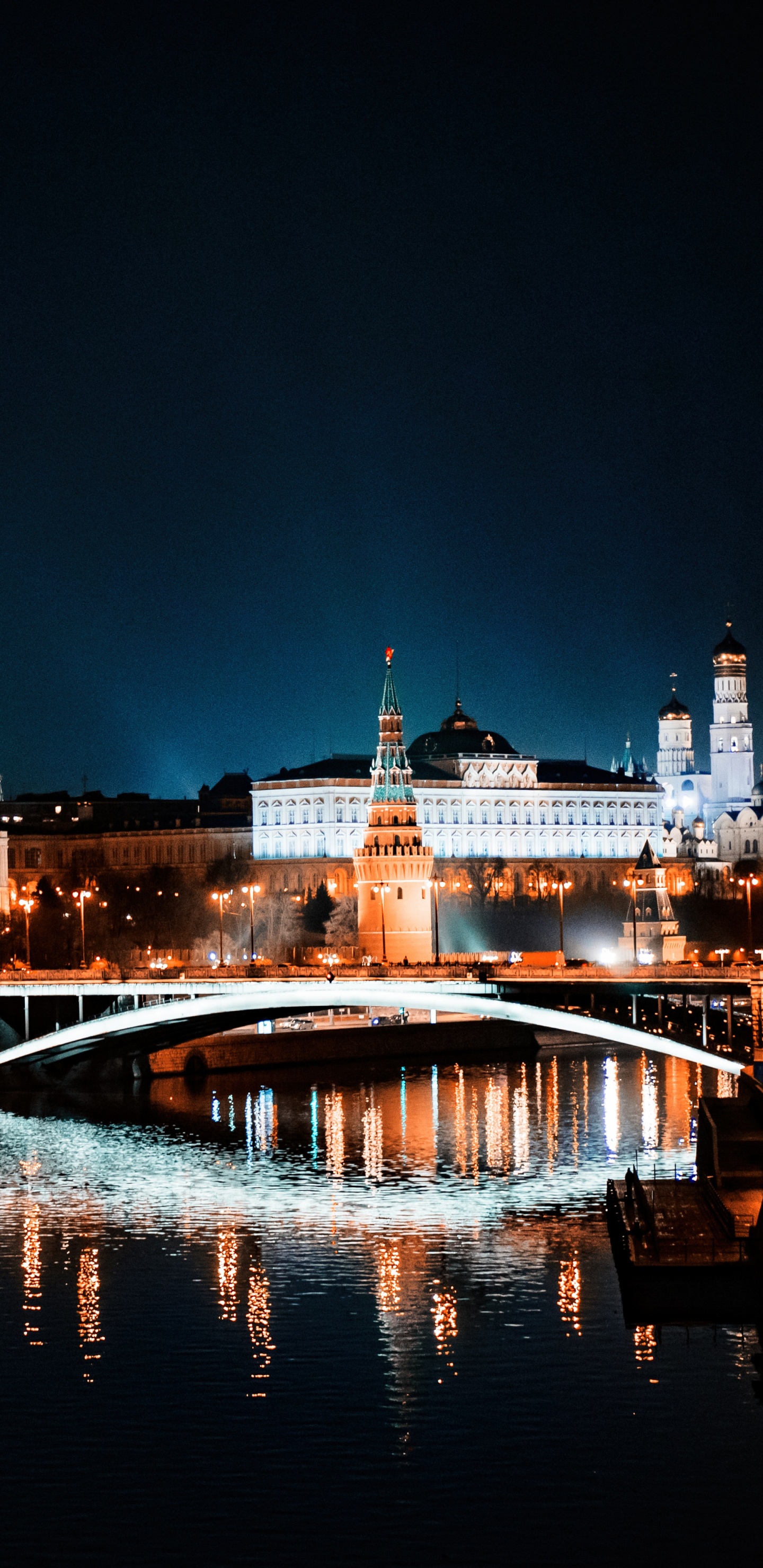 Обои ночь, город, ориентир, вода, отражение в разрешении 1440x2960