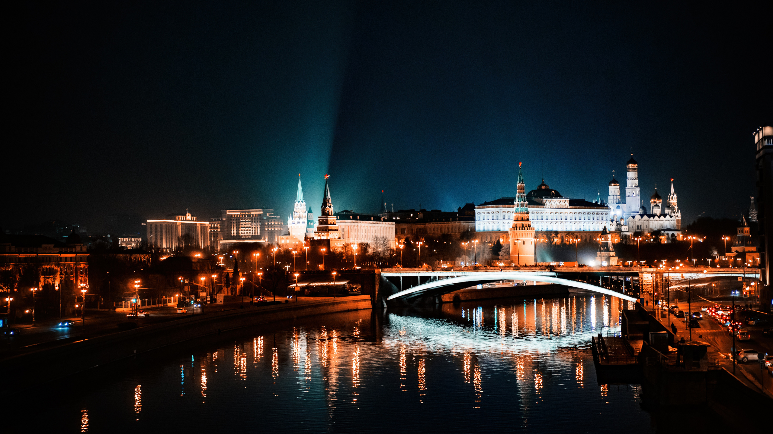 Обои ночь, город, ориентир, вода, отражение в разрешении 2560x1440